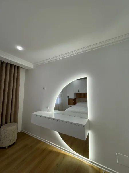 Korce, jepet me qera apartament 2+1+Ballkon Kati 1, 102 m² 400 € (Korce Rruga Midhi Kostani)