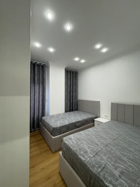 Korce, jepet me qera apartament 2+1+Ballkon Kati 1, 102 m² 400 € (Korce Rruga Midhi Kostani)