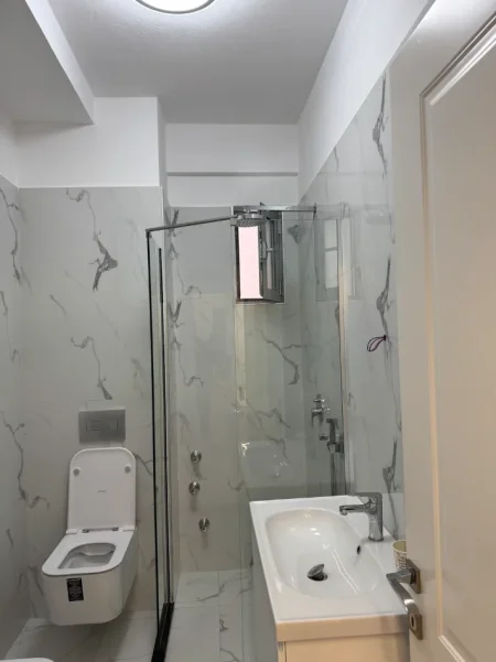 Korce, jepet me qera apartament 2+1+Ballkon Kati 1, 102 m² 400 € (Korce Rruga Midhi Kostani)