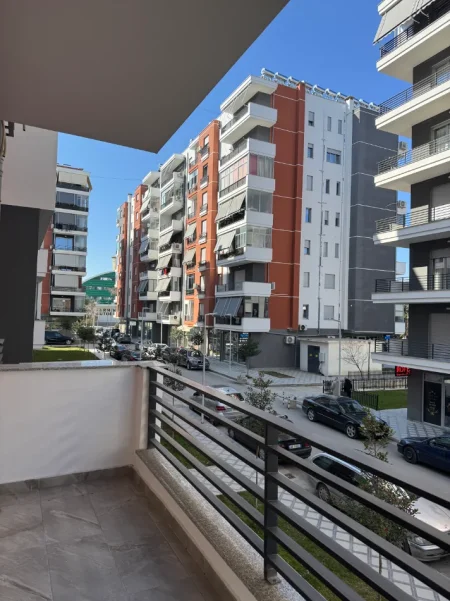 Korce, jepet me qera apartament 2+1+Ballkon Kati 1, 102 m² 400 € (Korce Rruga Midhi Kostani)