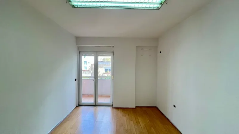 Me Qera: Zyre Moderne me 3 Ambiente Pune Sheshi Wilson (Prane Postes 8) - Kt.3 - 750€/Muaj - S.110m²