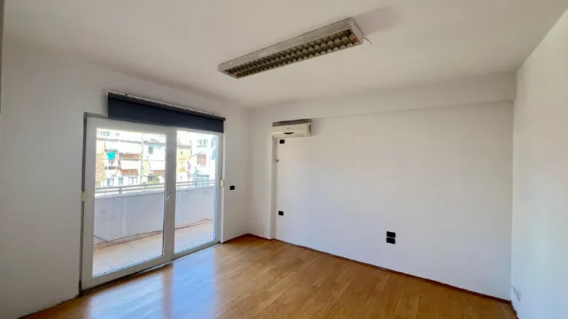 Me Qera: Zyre Moderne me 3 Ambiente Pune Sheshi Wilson (Prane Postes 8) - Kt.3 - 750€/Muaj - S.110m²