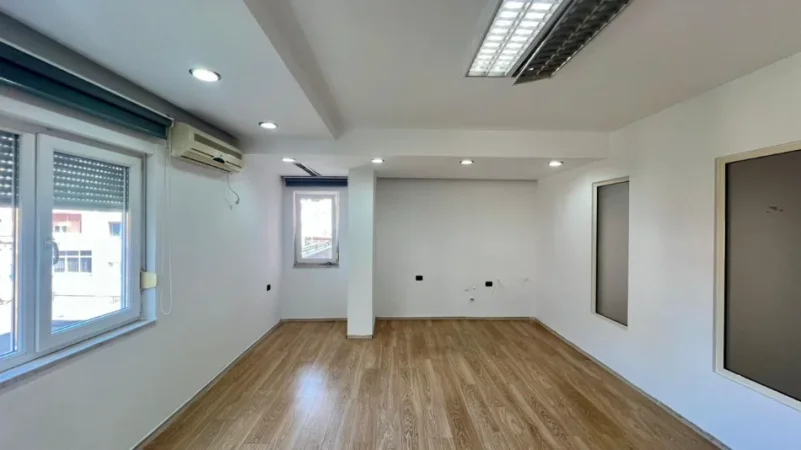 Me Qera: Zyre Moderne me 3 Ambiente Pune Sheshi Wilson (Prane Postes 8) - Kt.3 - 750€/Muaj - S.110m²