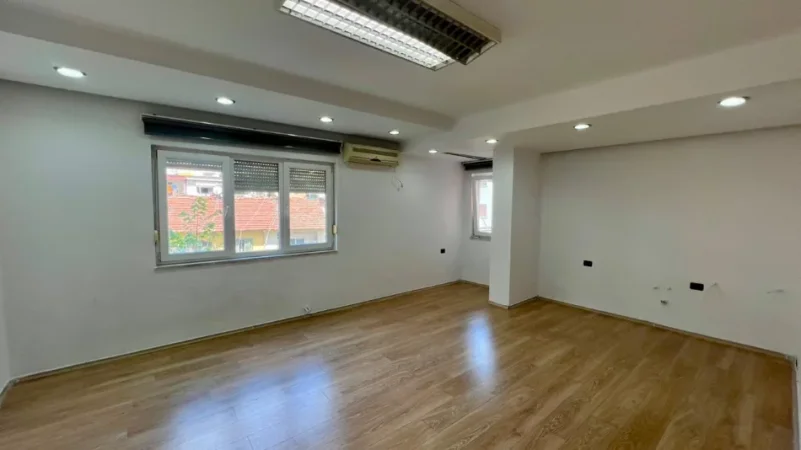 Me Qera: Zyre Moderne me 3 Ambiente Pune Sheshi Wilson (Prane Postes 8) - Kt.3 - 750€/Muaj - S.110m²