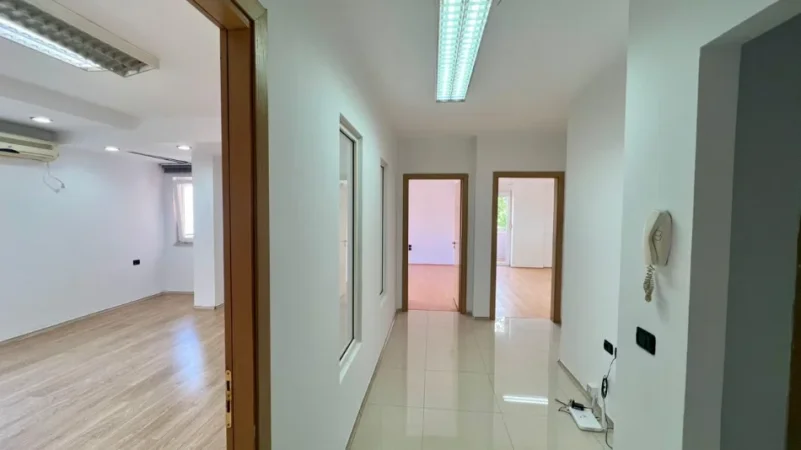 Me Qera: Zyre Moderne me 3 Ambiente Pune Sheshi Wilson (Prane Postes 8) - Kt.3 - 750€/Muaj - S.110m²