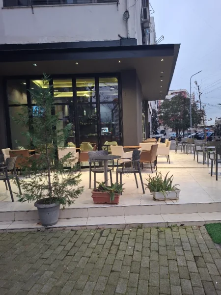 Tirane, jepet me qera bar-kafe , 41 m²