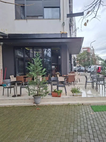 Tirane, jepet me qera bar-kafe , 41 m²