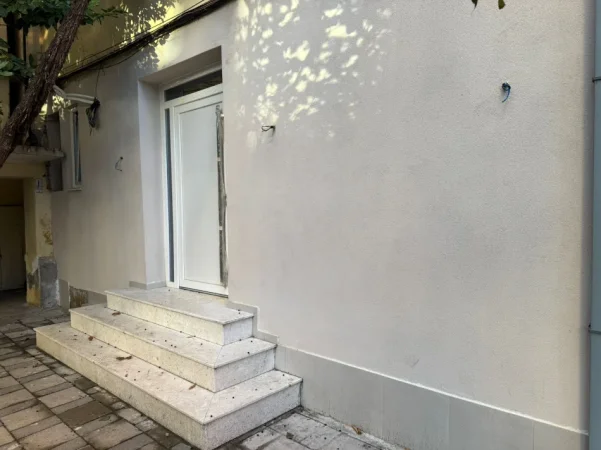 Tirane, jepet me qera ambjent biznesi Kati 0, 73 m² 1.500 € (Rruga Fatmir Haxhiu)