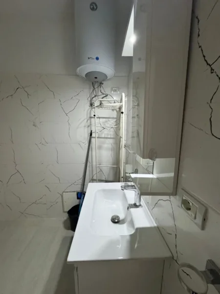 Tirane, jepet me qera apartament 1+1 Kati 0, 45 m² 450 € (Qender Rruga E Barrikadave)