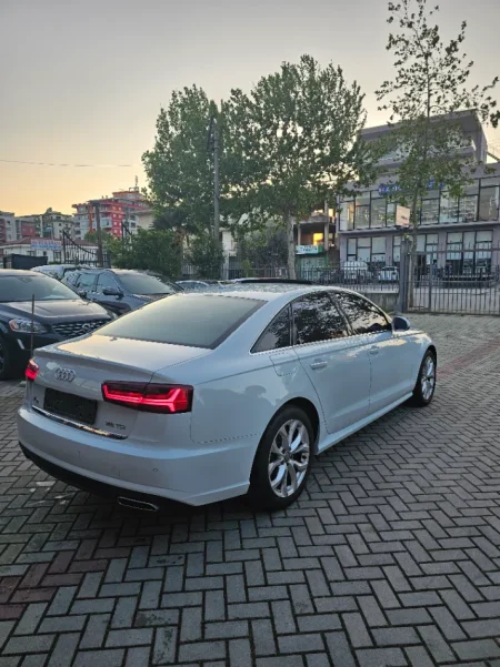 Fier, shes makine Audi Nafte, e bardhë automatik