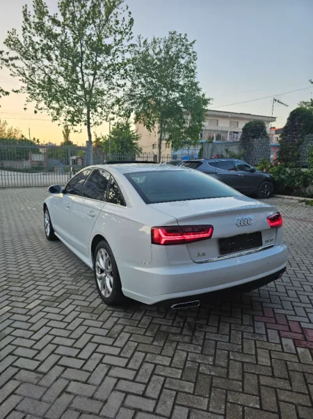 Fier, shes makine Audi Nafte, e bardhë automatik