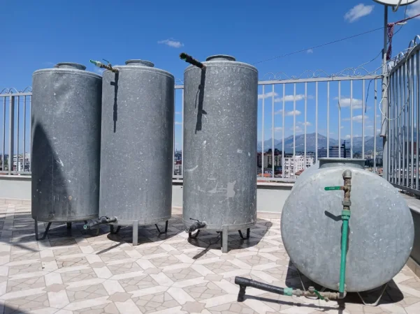 Tirane, shes 4 depozita xingato 500 litra, 350 €