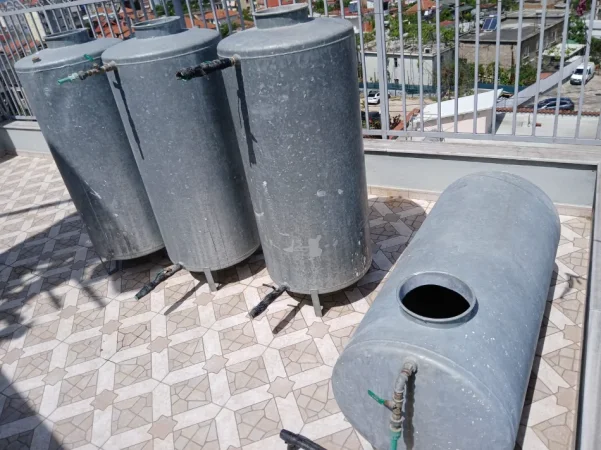 Tirane, shes 4 depozita xingato 500 litra, 350 €