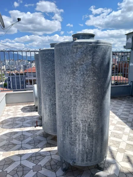 Tirane, shes 4 depozita xingato 500 litra, 350 €