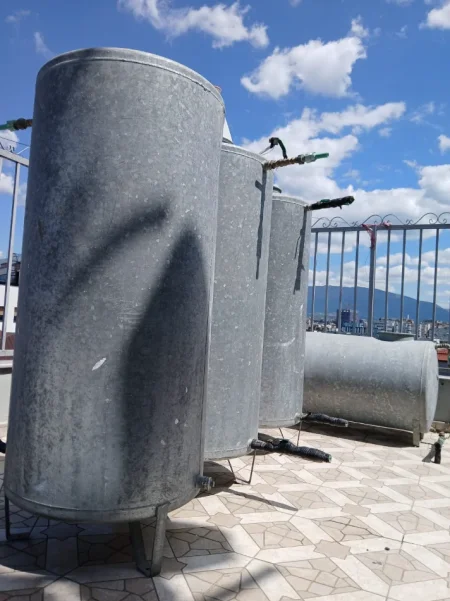 Tirane, shes 4 depozita xingato 500 litra, 350 €