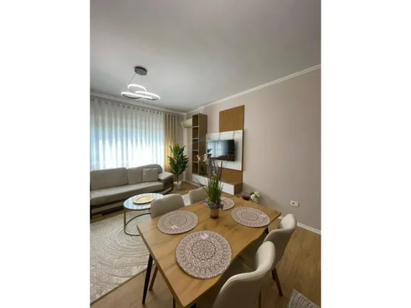 Tirane, jepet me qera apartament 2+1+Ballkon Kati 4, 98 m² 900 € (Komuna Parisit)
