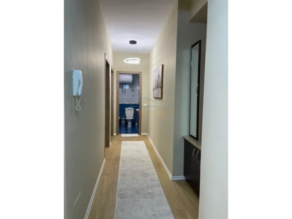 Tirane, jepet me qera apartament 2+1+Ballkon Kati 4, 98 m² 900 € (Komuna Parisit)