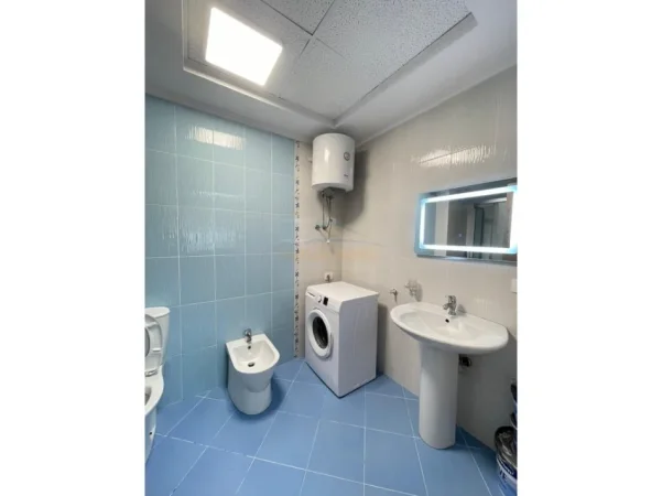 Tirane, jepet me qera apartament 2+1+Ballkon Kati 4, 98 m² 900 € (Komuna Parisit)