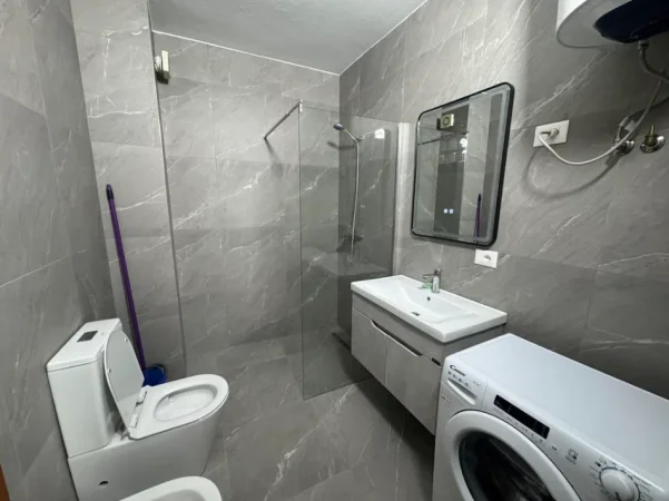 Tirane, jepet me qera 2+1+Ballkon Kati 5, 94 m² 600 € (Rruga e Kavajes)