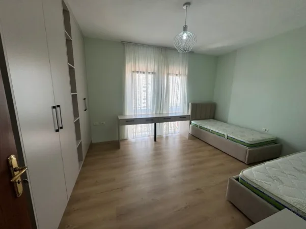 Tirane, jepet me qera 2+1+Ballkon Kati 5, 94 m² 600 € (Rruga e Kavajes)