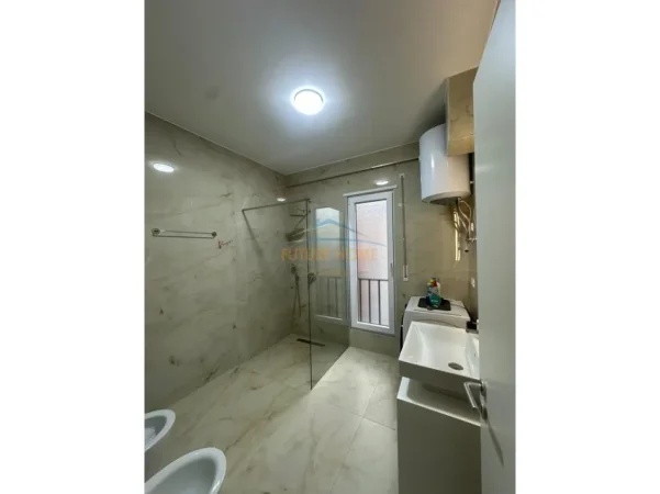Tirane, jepet me qera apartament 2+1+Ballkon Kati 6, 103 m² 1.000 € (Pazari i Ri)