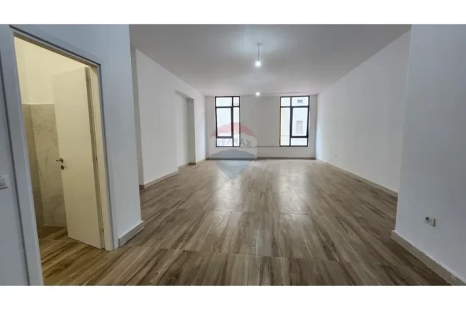 Tirane, jepet me qera zyre , 82 m² 1.381 € 