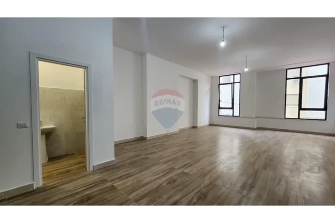 Tirane, jepet me qera zyre , 82 m² 1.381 € 