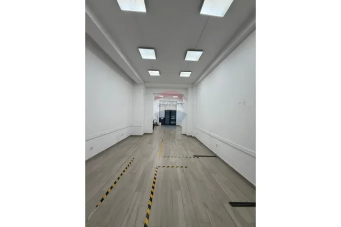 Tirane, jepet me qera dyqan , 89 m² 1.800 € 