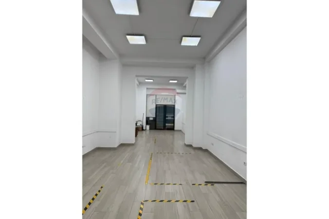Tirane, jepet me qera dyqan , 89 m² 1.800 € 