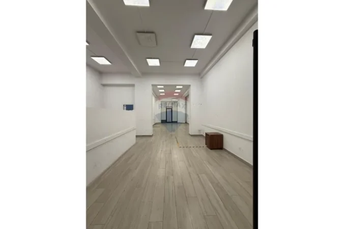 Tirane, jepet me qera dyqan , 89 m² 1.800 € 