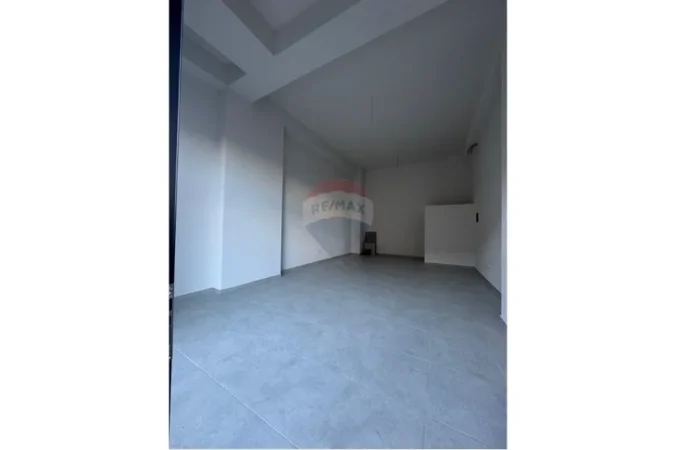 Tirane, jepet me qera dyqan , 54 m² 801 € 