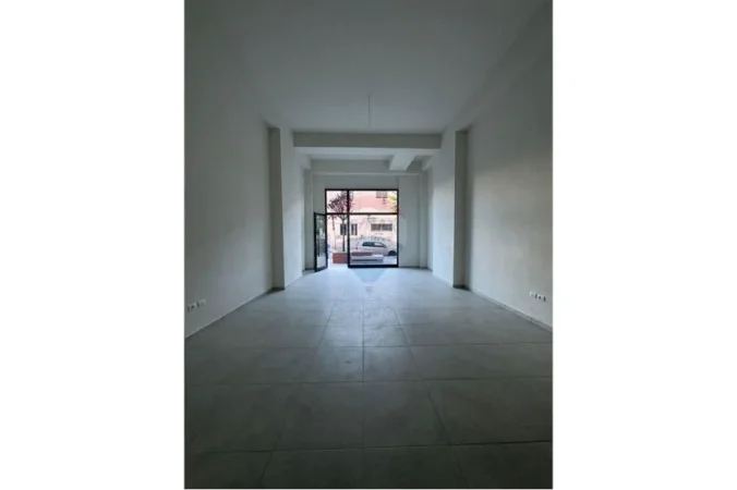 Tirane, jepet me qera dyqan , 54 m² 801 € 