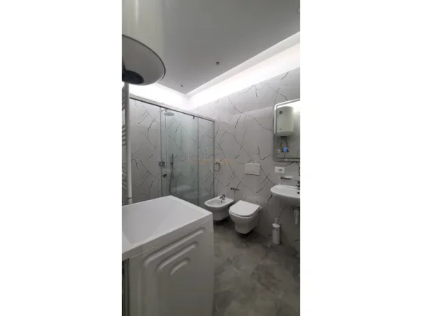 Tirane, jepet me qera apartament 2+1+Ballkon Kati 4, 110 m² 1.000 € (Rruga Jordan Misja)
