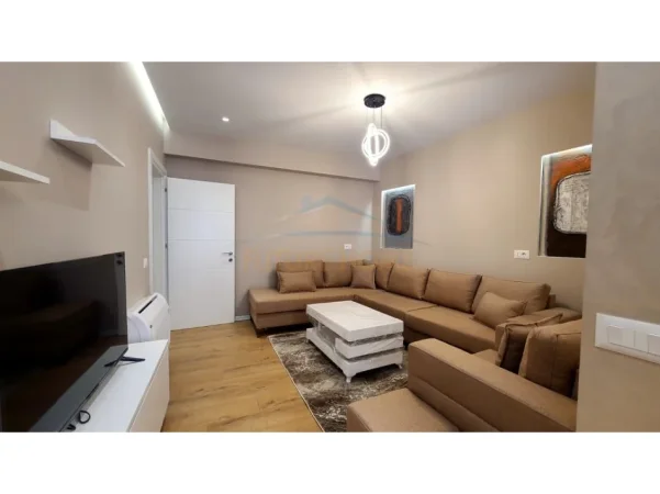 Tirane, jepet me qera apartament 2+1+Ballkon Kati 4, 110 m² 1.000 € (Rruga Jordan Misja)