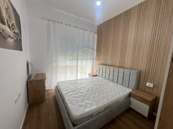 Tirane, jepet me qera apartament 1+1+Ballkon Kati 2, 46 m² 400 € (Fresku)