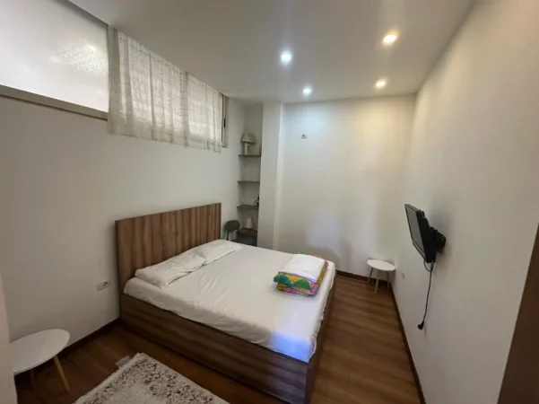 Tirane, jepet me qera apartament 1+1 Kati 1, 59 m² 600 € (9-Kateshet/Pas Rossman)