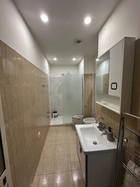 Tirane, jepet me qera apartament 1+1 Kati 1, 59 m² 600 € (9-Kateshet/Pas Rossman)
