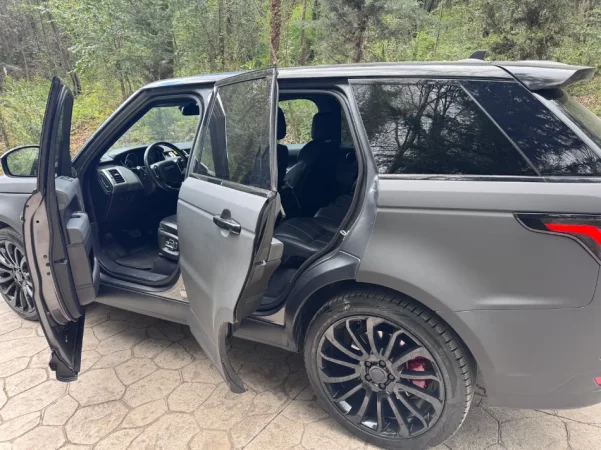 Tirane, shitet SUV Range Rover Sport Benzin, blu e errët automatik Klima 205.000 km 1 €