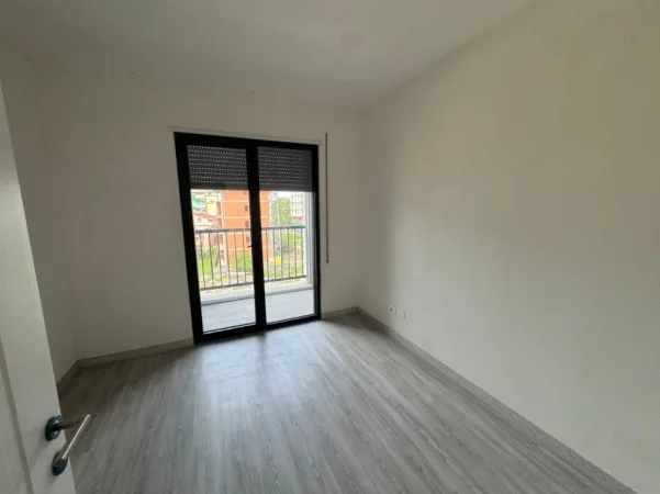Tirane, jepet me qera apartament 2+1 Kati 3, 550 € (jordan misja)