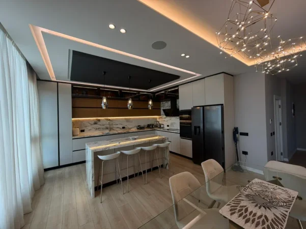 Tirane, jepet me qera apartament duplex 3+1+Ballkon , 240 m² 3.500 € (Square 21)