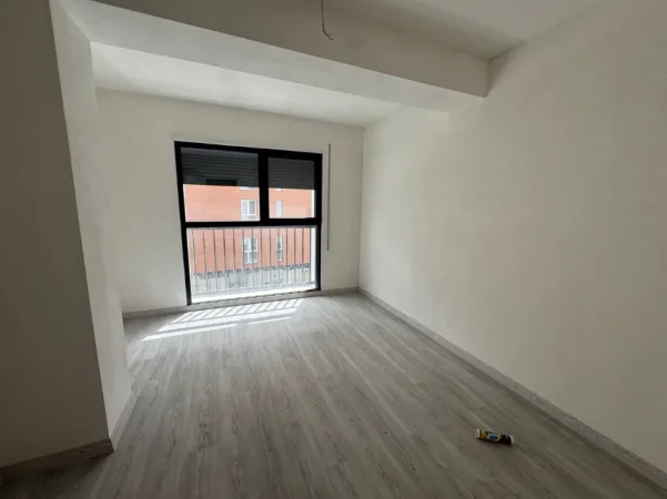 Tirane, jepet me qera apartament 2+1 Kati 2, 550 € (jordan misja)