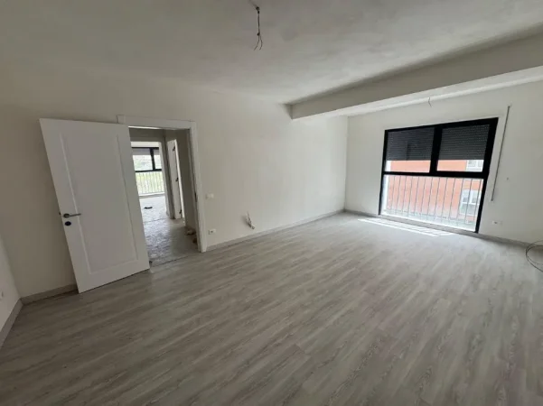 Tirane, jepet me qera apartament 2+1 Kati 2, 550 € (jordan misja)