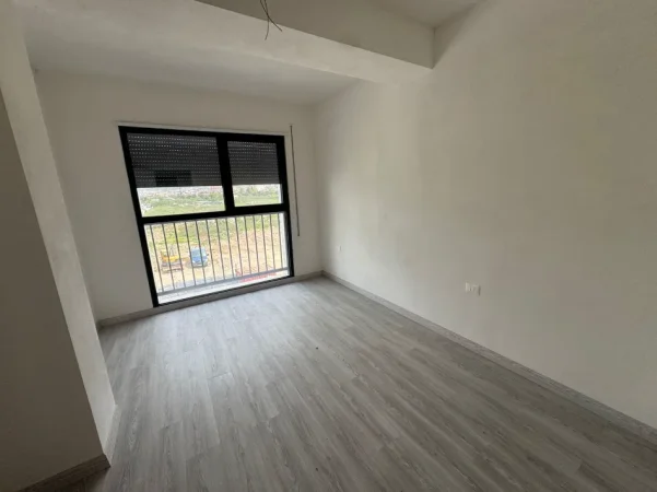 Tirane, jepet me qera apartament 1+1 Kati 1, 350 € (jordan misja)