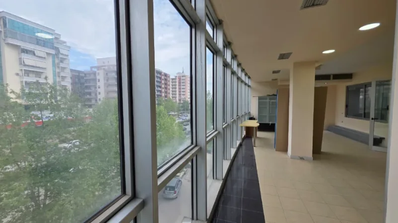 Vlore, jepet me qera dyqan Kati 4, 107 m² 500 € (Rruga Gjergj Kastrioti (Transballkanike), Vlorë)