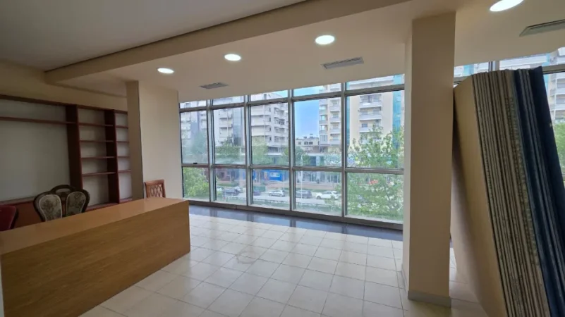 Vlore, jepet me qera dyqan Kati 4, 107 m² 500 € (Rruga Gjergj Kastrioti (Transballkanike), Vlorë)