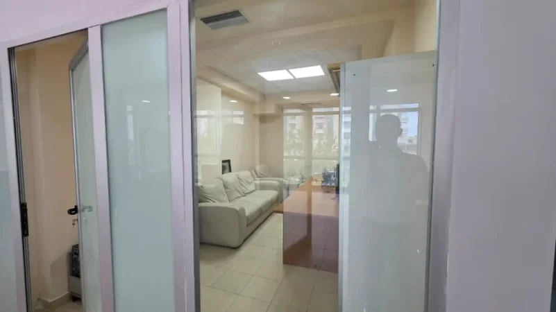 Vlore, jepet me qera dyqan Kati 4, 107 m² 500 € (Rruga Gjergj Kastrioti (Transballkanike), Vlorë)