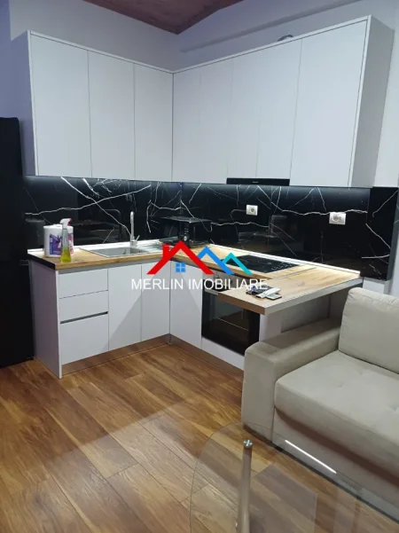 Tirane, jepet me qera apartament 1+1+Ballkon Kati 9, 62 m² 525 € (RRUGA E KAVAJES)