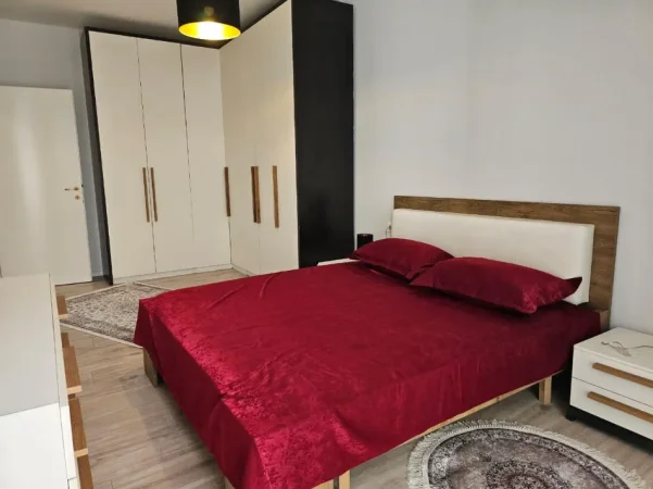 Tirane, jepet me qera apartament 2+1+Ballkon Kati 3, 120 m² 800 € (Liqeni i Thate/Rruga Hamdi Sina)