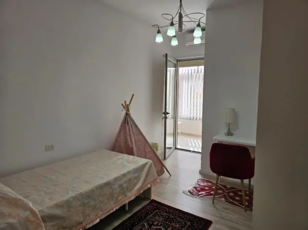 Tirane, jepet me qera apartament 2+1+Ballkon Kati 3, 120 m² 800 € (Liqeni i Thate/Rruga Hamdi Sina)