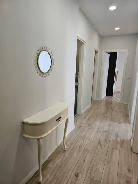 Tirane, jepet me qera apartament 2+1+Ballkon Kati 3, 120 m² 800 € (Liqeni i Thate/Rruga Hamdi Sina)